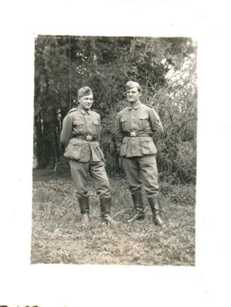 FOTO 2 WK WEHRMACHT FRA 1940 Zwei einfache Soldaten im Porträt MB