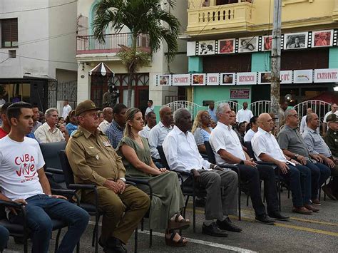 Cuba recuerda proclamación socialista de su Revolución Prensa Latina