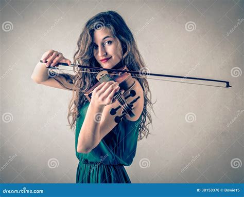 Mujer Joven Que Toca El Violín Foto De Archivo Imagen De Instrumento Arqueamiento 38153378