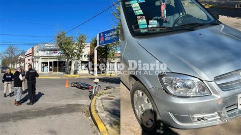 Una moto colisionó contra un vehículo en calle San Martín y Gaboto