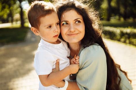 Mujer Bonita Con Un Niño Pequeño En El Parque Encantadora Madre