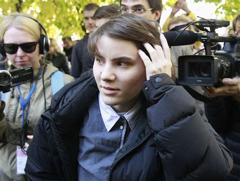 Integrante Da Pussy Riot Libertada Luta Por Suas Companheiras Detidas