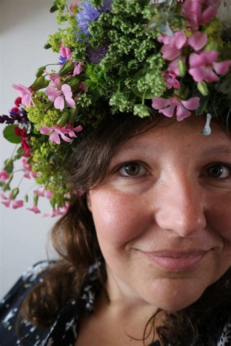 Make your own Swedish midsummer flower crown - tutorial - Take me to Sweden