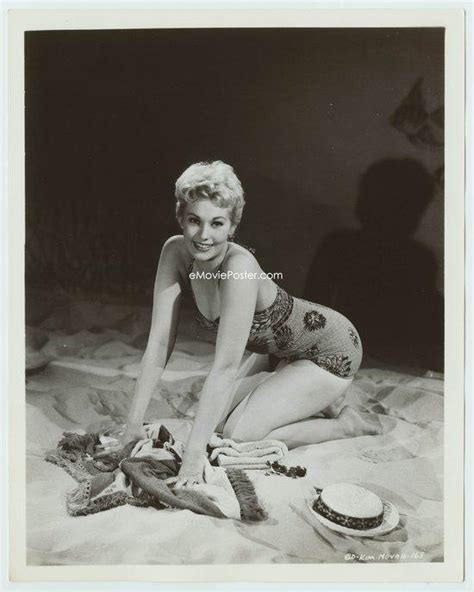 Kim Novak 8x10 Still 50s Portrait Kneeling On Beach Blanket In Very