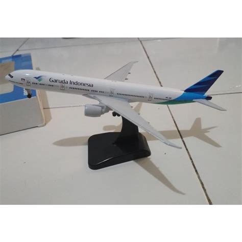 Jual Miniatur Pesawat Garuda Indonesia Boeing 777 300Er 17Cm Shopee