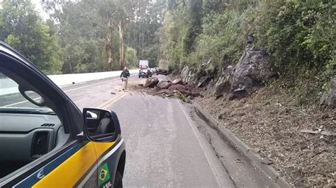 Queda De Barreira Deixa O Tr Nsito Em Meia Pista Na Br Na Serra