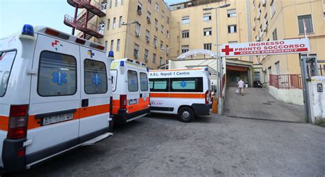 Napoli Choc Spari Contro L Ospedale Proiettile Sfonda Soffitto Di Una