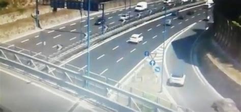 Napoli Retromarcia Folle E Pericolosa In Tangenziale VIDEO Auto It