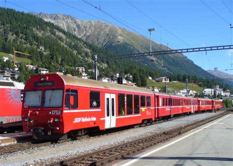 Rhb Pendelzug Von St Moritz Nach Scuol Tarasp Bei Der Ausfahrt Aus