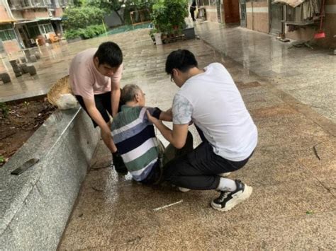 南源街：老人雨中摔倒，网格员暖心扶助（组图）广州市荔湾区人民政府门户网站