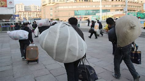 青岛：大包小包陪伴农民工返乡路 搜狐