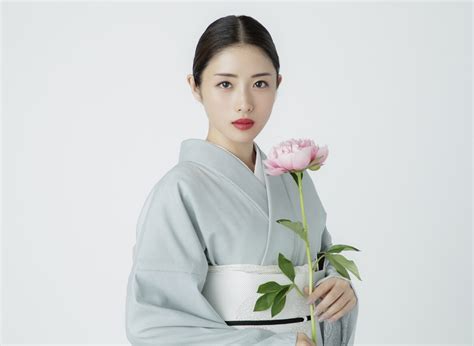 麗しき“高嶺の花”石原さとみが、まさかの超・格差恋愛に落ちる！｜高嶺の花｜日本テレビ