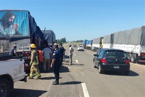 Volcó el acoplado de un camión en la Autovía Ruta 14 Policiales San