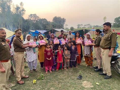 Lakhimpur Kheeri Police Celebrated Diwali With Slum Dwellers लखीमपुर खीरी पुलिस ने झुग्गी