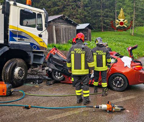 Con La Bmw Si Schianta Contro Un Camion Parcheggiato Morto