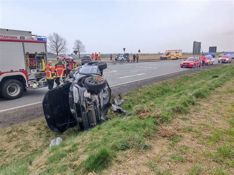 Vier Personen Bei Autounfall Verletzt Rettungshubschrauber Im Einsatz