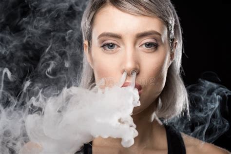 Fumo Vaping E De Sopro Da Mulher Do Cigarro Eletrônico Do Nariz Imagem