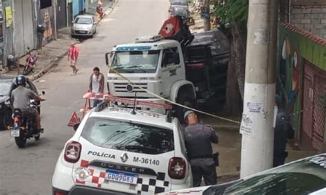 Caminh O Bloqueia Parcialmente Rua S O Crist V O No Jardim S O Marcos