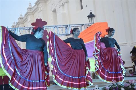 Grupo Flor De Sacuanjoche Deleita Con Su Arte A Visitantes De Le N