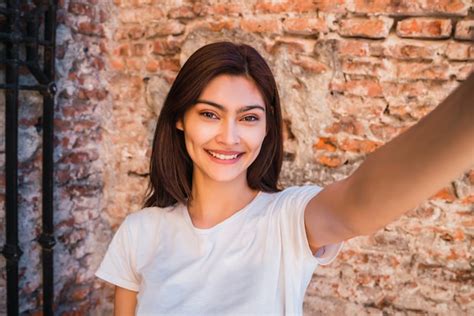 Mulher latina tomando uma selfie Foto Grátis