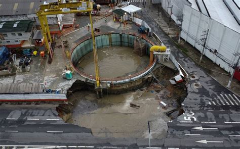 Cratera Em Sp Ser Preenchida Material Rochoso E Argamassa