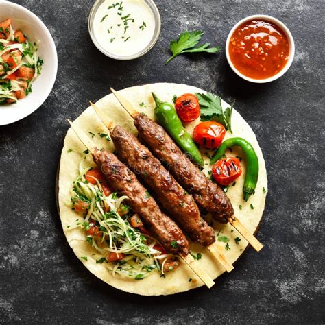 Kebab De Adana Con Verduras Frescas En Flatbread Imagen De Archivo