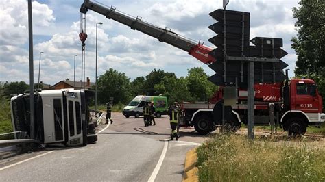 Camion Cisterna Fuori Strada Traffico Nel Caos Sulla Postumia