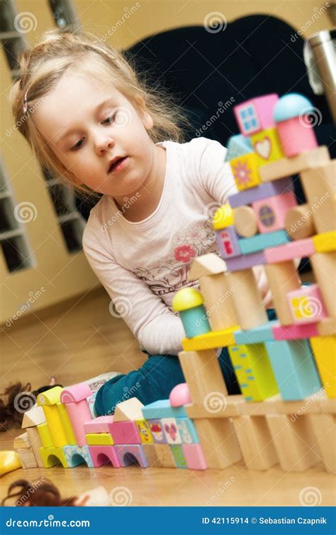 Menina Blocos De Madeira Do Brinquedo Foto De Stock Imagem De