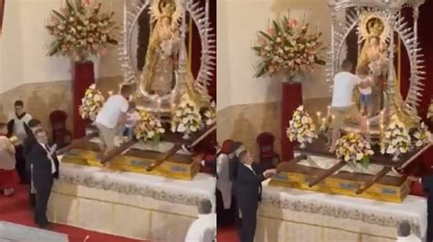 Homem Invade Igreja Escala Altar E Tenta Abandonar Crian A Aos P S De