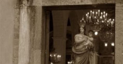 La Statua Della Madonna Di Giampilieri Piange Lacrime Di Sangue