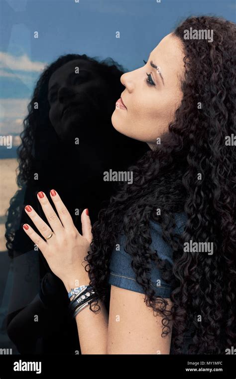 Female singer with red hair hi-res stock photography and images - Alamy