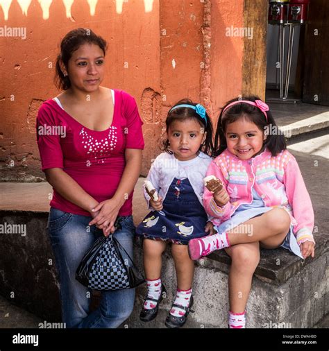 Verkleidete Guatemaltekische Kinder Stockfotos Und Bilder Kaufen Alamy