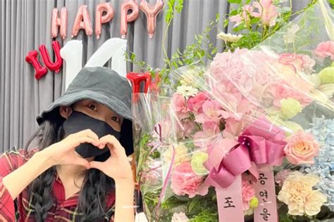 Iu Shows Off The Flower Wreath She Received From Influential Singer Jo Yong Pil Allkpop