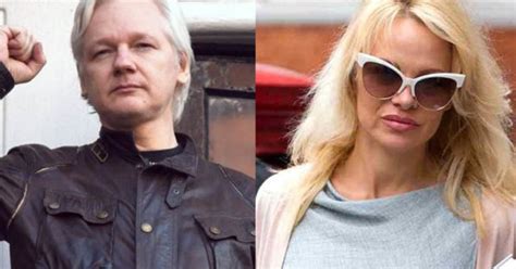 Pamela Anderson Visita A Julian Assange En Prisi N