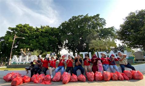 Peduli Sampah Komunitas Tuban Humanity Bersihkan Sampah Di Alun Alun