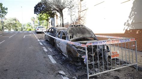 Incendio En C Ceres Deja Dos Coches Calcinados Y Pone En Peligro