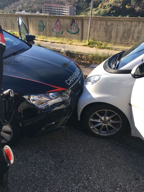 Messina Vede I Carabinieri E Scappa Inseguito In Controsenso E A