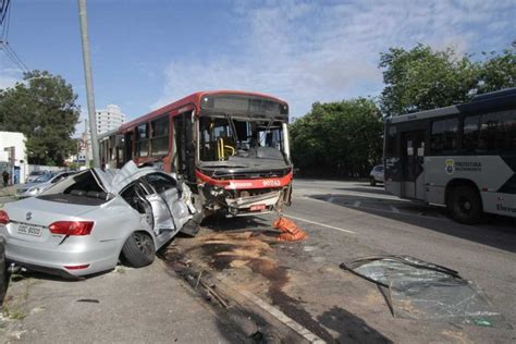 Acidente Entre Carro E Nibus Deixa Dois Feridos Na Avenida Tereza