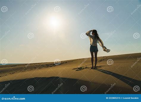 Mulher Parada Em Dunas Onduladas Na Paisagem Des Rtica Imagem De Stock