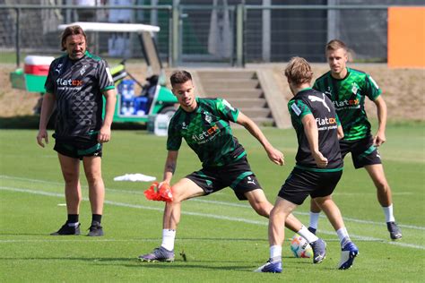 Gladbach Trainer Farke Ist Ber Zug Nge Weigl Und Ngoumou Erfreut