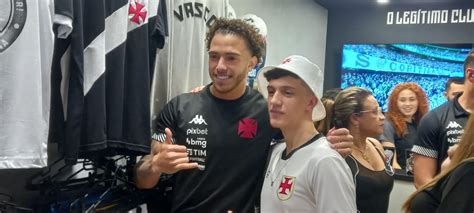 Torcida Lota Evento Jogadores Do Vasco Fa O Parte Dessa Fam Lia