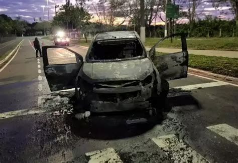 Carro Pega Fogo E Fica Completamente Destru Do Nos Altos Da Afonso Pena