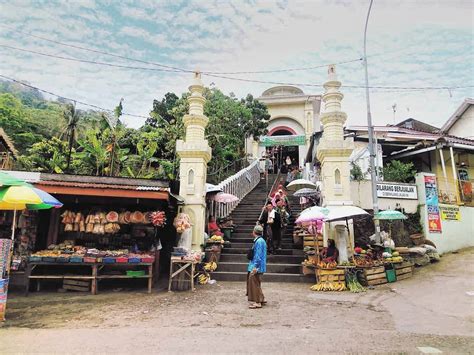 Wisatawan Gandrungi Wisata Religi Kecamatan Dawe Berita Terkini Jawa