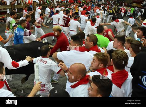 Los Participantes Correr Delante De Los Toros De Fuente Ymbro En El