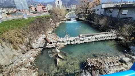 Barani Nemarni Na Rijeci Eljeznici Deponije Sme A Plastike