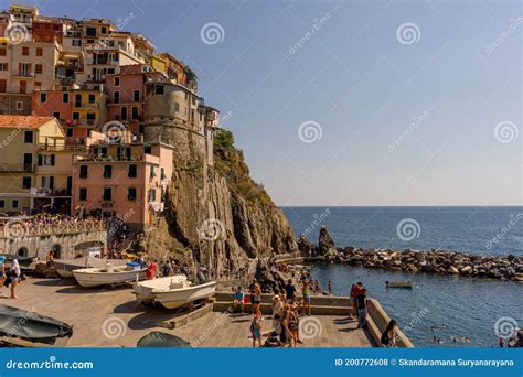 Manarola Cinque Terre Italy De Junio De Turistas Caminando