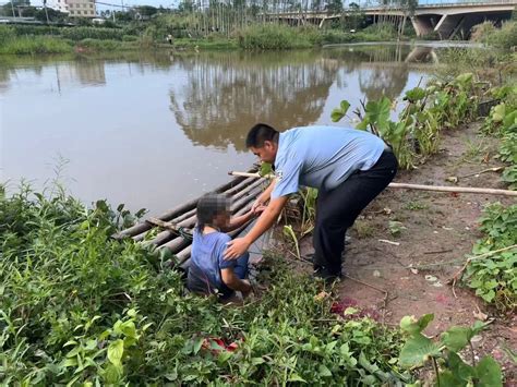 良庆区那马镇：老人不慎落水，辅警及时救援 辅警 老人 落水 新浪新闻