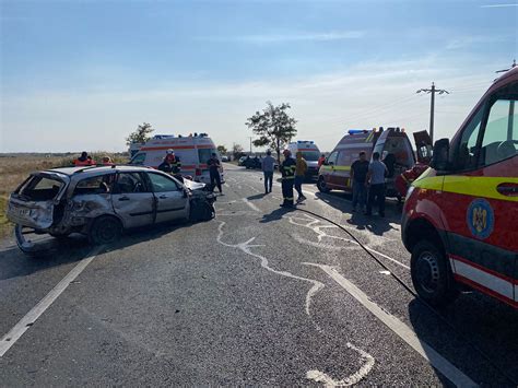 FOTO Trafic blocat pe E85 la Spătaru O ambulanță implicată într un