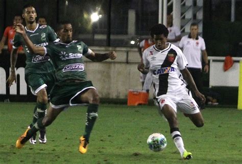 Alan Cardoso o lateral do Vasco que driblou a violência à la Marcelo