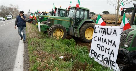 La protesta dei trattori alle porte di Roma Un corteo dentro la città